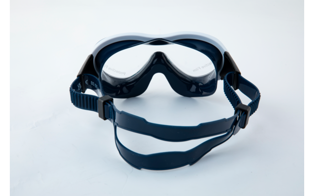 Schwimmbrille mit verstellbarem Gummiband auf weißem Hintergrund
