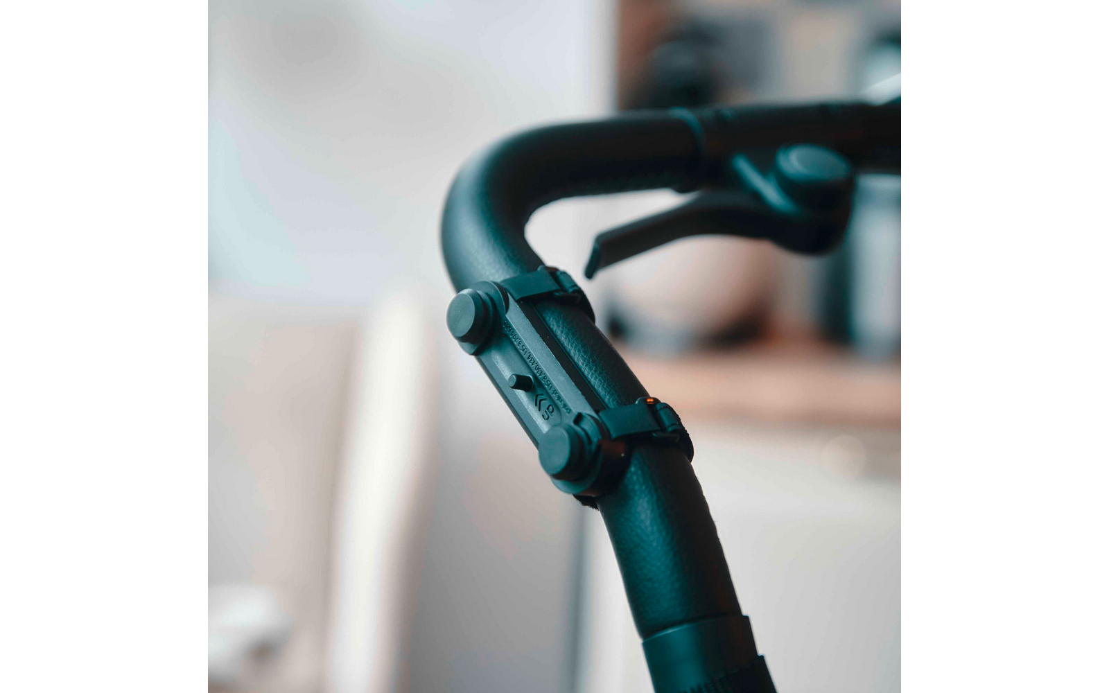 Nahaufnahme eines schwarzen Handgriffs mit einem Befestigungsmechanismus