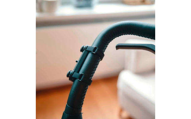 Nahaufnahme eines schwarzen Staubsaugerschlauchs in einem hellen Raum