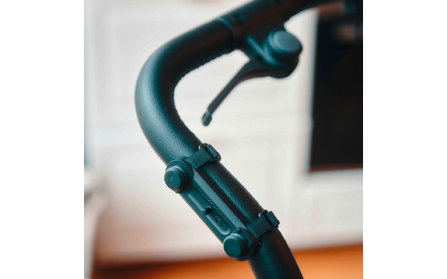 Nahaufnahme eines schwarzen Metallrohrs mit einem Hebel und Schraube