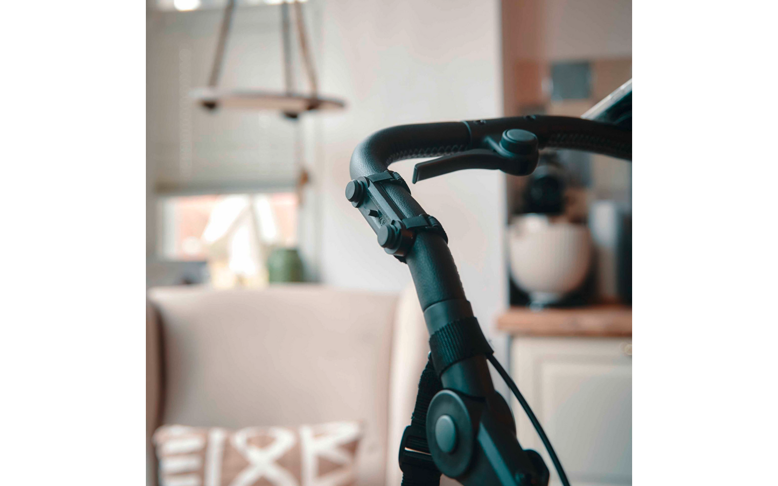 Nahaufnahme eines schwarzen Staubsaugers in einem modernen Wohnzimmer