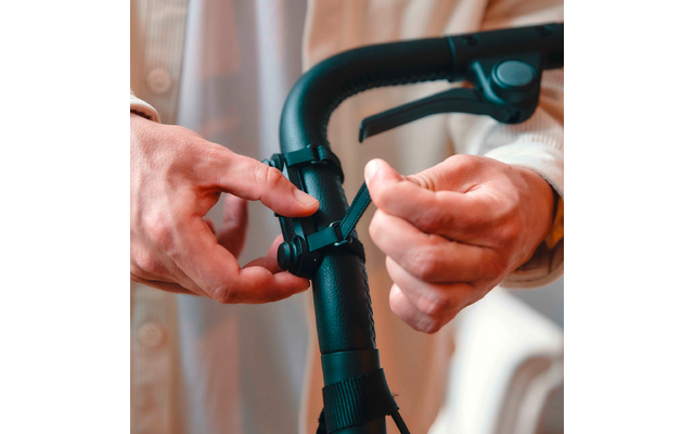 Hände, die einen schwarzen Fahrradgriff einstellen