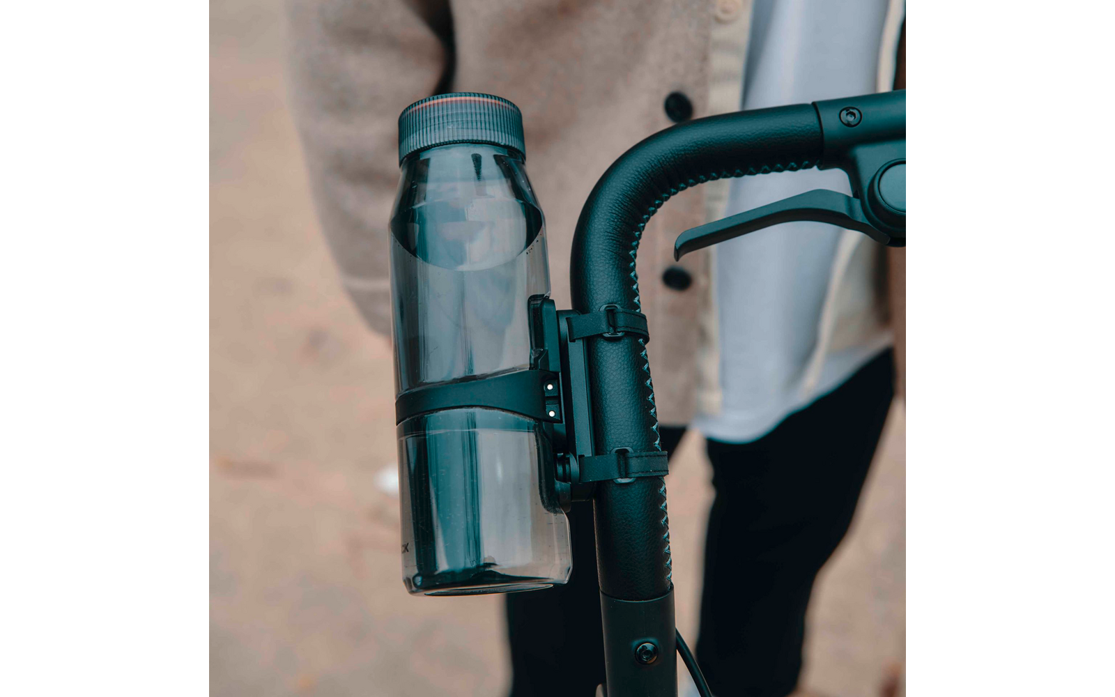 Wasserflasche an einem Rollator befestigt