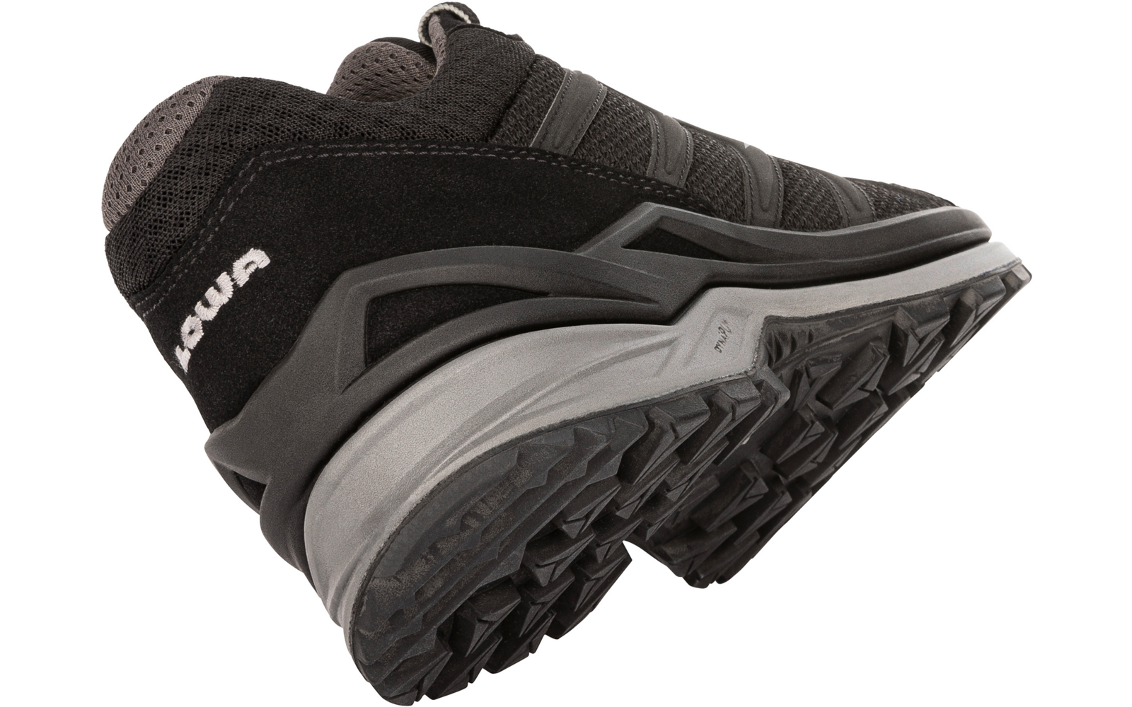 Zwarte schoen met profielzool en witte 'LOWA'-tekst, schuin weergegeven