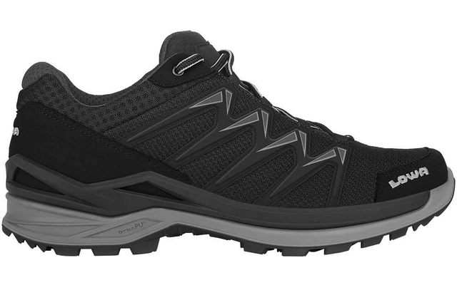 zijaanzicht van een zwarte lage schoen met veters, mesh bovenwerk en verstevigingsoverlays, grijze midden- en profielzool, wit LOWA-logo aan de buitenzijde