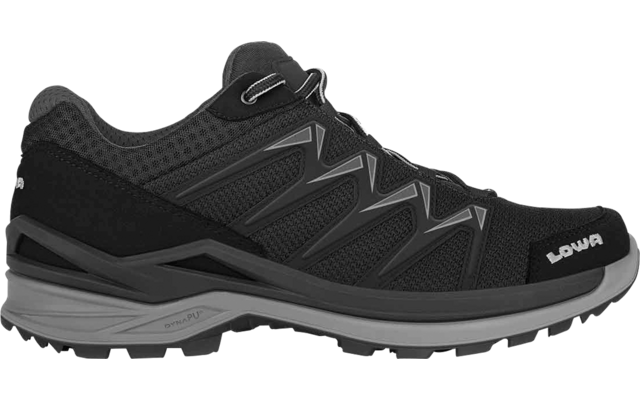 seitliche Ansicht eines schwarzen niedrigen Schuhs mit Schnürsenkeln, Mesh-Oberfläche und verstärkenden Overlays, graue Mittel- und Profilsohle, weißer Schriftzug LOWA an der Außenseite