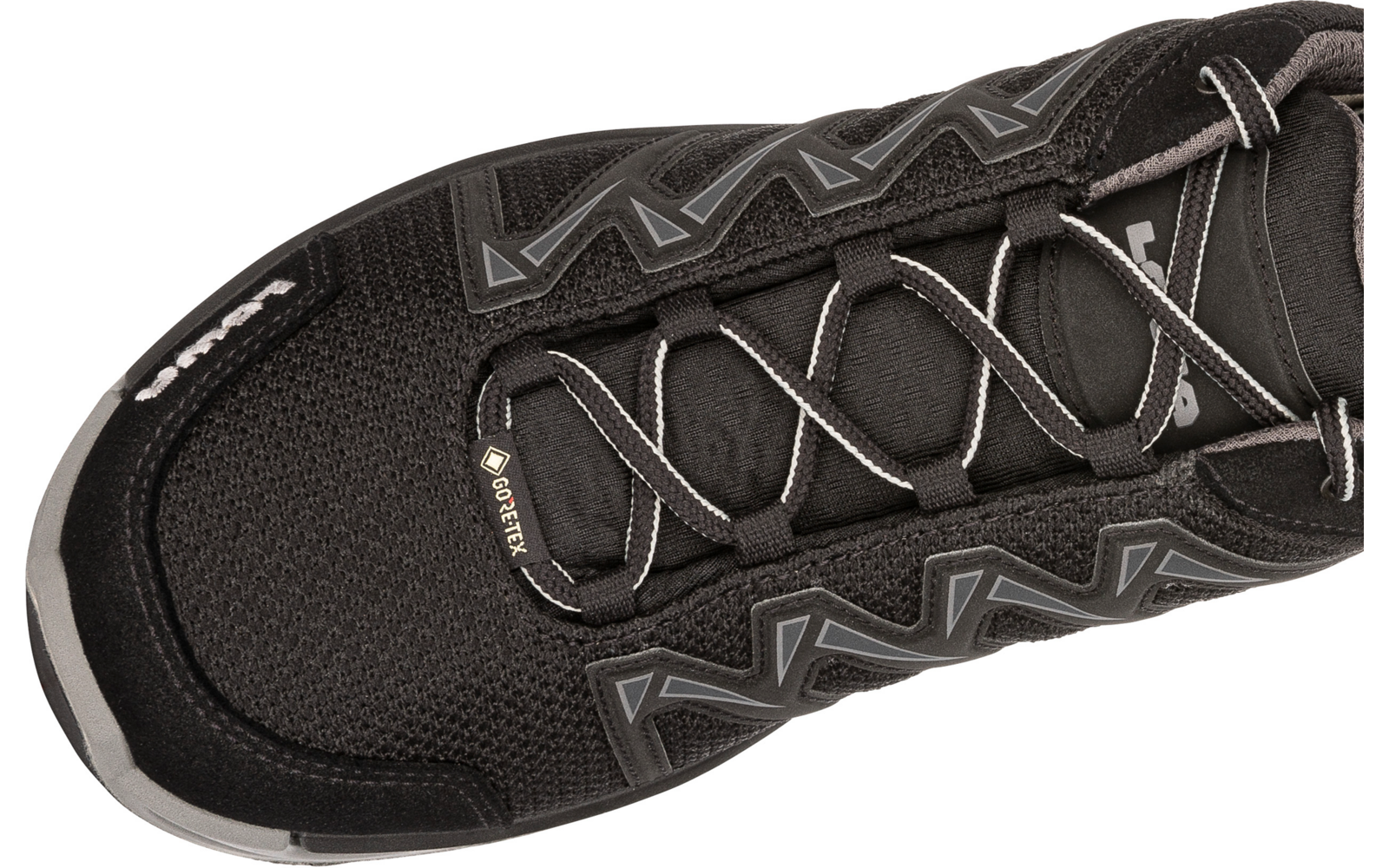 Zwarte schoen van boven, voorkant met veters, mesh bovenwerk, grijze zigzag-appliques, Gore-Tex-label