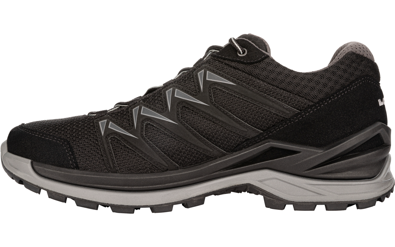 Zijaanzicht van een zwarte sportschoen met mesh-bovenwerk, synthetische overlays, veters en grijze profielzool