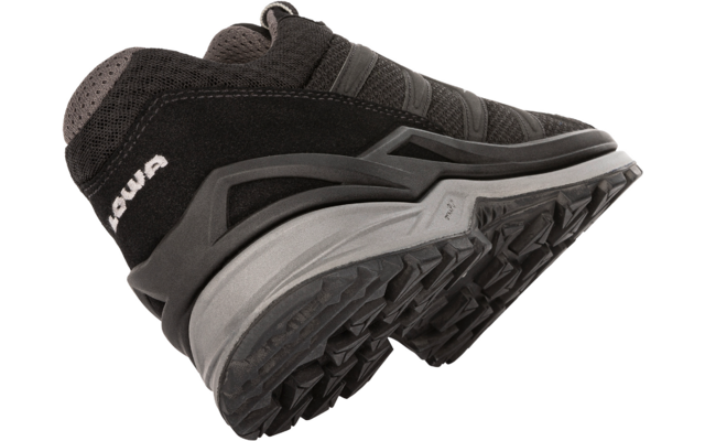 Zwarte schoen met profielzool en witte 'LOWA'-tekst, schuin weergegeven