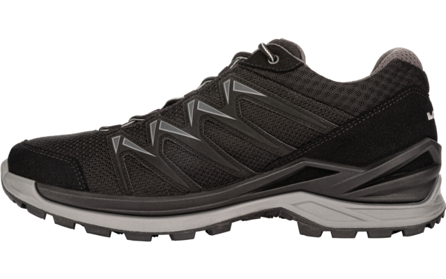 Zijaanzicht van een zwarte sportschoen met mesh-bovenwerk, synthetische overlays, veters en grijze profielzool