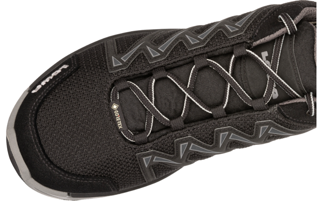 Zwarte schoen van boven, voorkant met veters, mesh bovenwerk, grijze zigzag-appliques, Gore-Tex-label