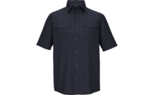 Dunkelblaues Hemd mit kurzen Ärmeln, Knopfleiste vorn, Kragen und zwei Brusttaschen mit Knöpfen