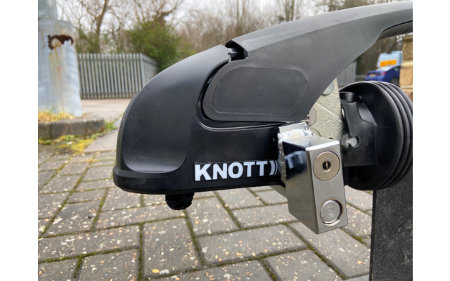 Nahaufnahme eines schwarzen Anhängerkupplungskopfes mit der Aufschrift Knott