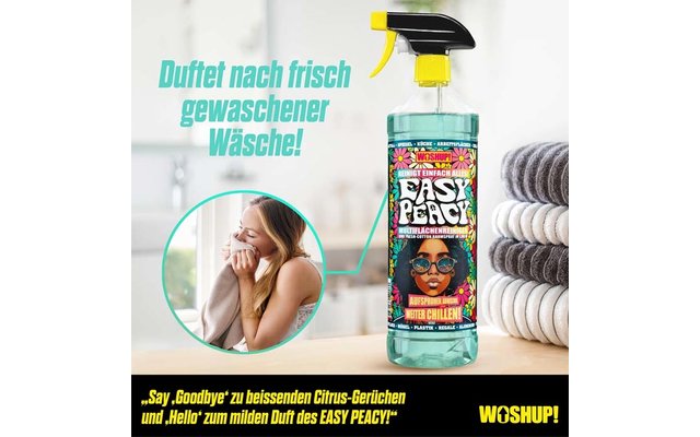 Frau mit Handtuch im Nacken neben einem Stapel gefalteter Handtücher und einer Sprühflasche Reinigungsmittel