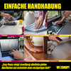 Person benutzt einen Lackstift, um Kratzer an einer Autotür auszubessern