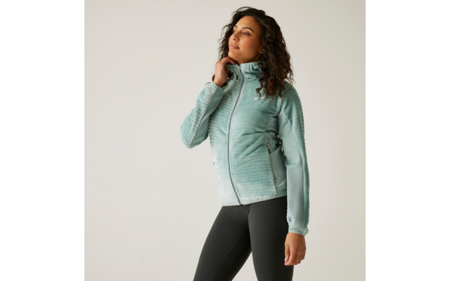 Frau in hellblauer Jacke und schwarzen Leggings vor weißem Hintergrund