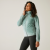 Frau in hellblauer Jacke und schwarzen Leggings vor weißem Hintergrund
