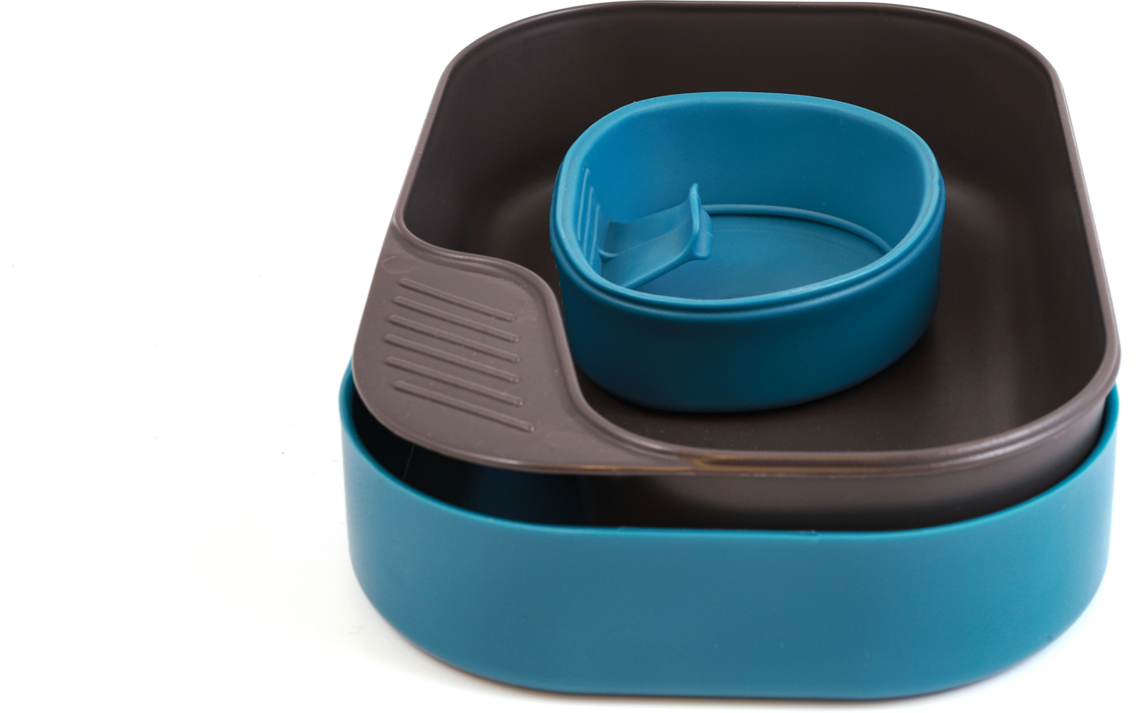 Drie in elkaar gestapelde keukencontainers in blauw en zwart op een witte achtergrond