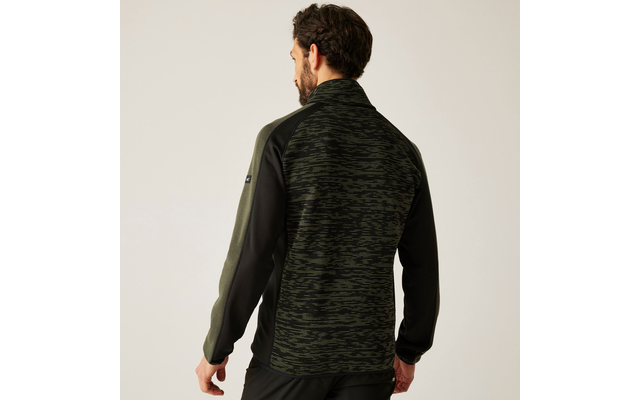 Rückansicht eines Mannes mit kurzem braunem Haar, der einen schwarzen Pullover trägt