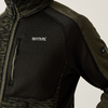 Gros plan d'un buste portant une veste zippée vert olive avec une poche poitrine zippée et le texte blanc «Regatta Great Outdoors» sur la poitrine
