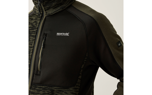 Gros plan d'un buste portant une veste zippée vert olive avec une poche poitrine zippée et le texte blanc «Regatta Great Outdoors» sur la poitrine