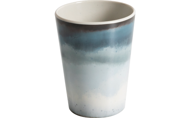 Cilindrische beker met blauw verloop van donker bij de rand naar licht bij de onderkant, witte binnenzijde, op witte achtergrond