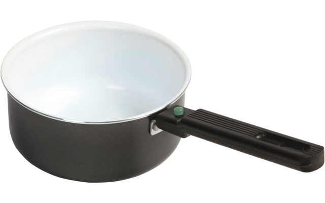 Kleine zwarte steelpan met witte binnenkant en lang zwart handvat op witte achtergrond