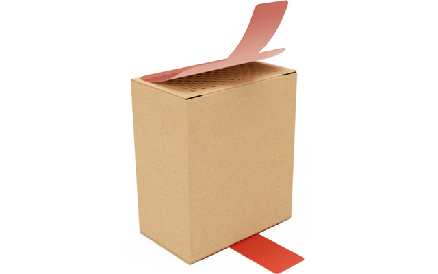 Bruine kartonnen doos rechtop, geperforeerd bovenpaneel, rode treklip bovenop opgeklapt, rode strook onderaan voorzijde zichtbaar