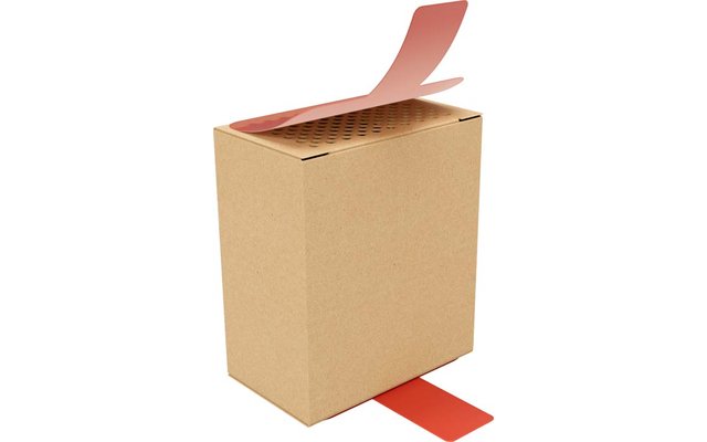 Brauner Karton steht aufrecht, obere Fläche gelocht, rote Lasche oben hochgeklappt, rote Lasche unten vorne sichtbar