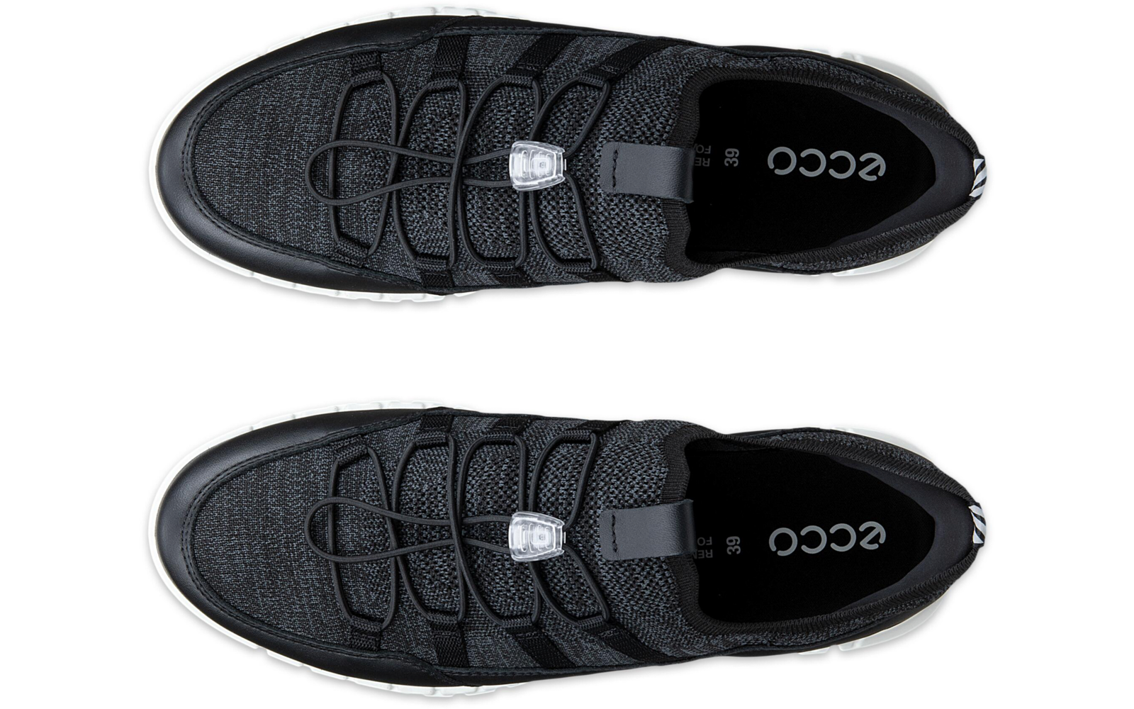 Dos zapatillas negras vistas desde arriba, con cordones y logo 'ecco' visible en las plantillas