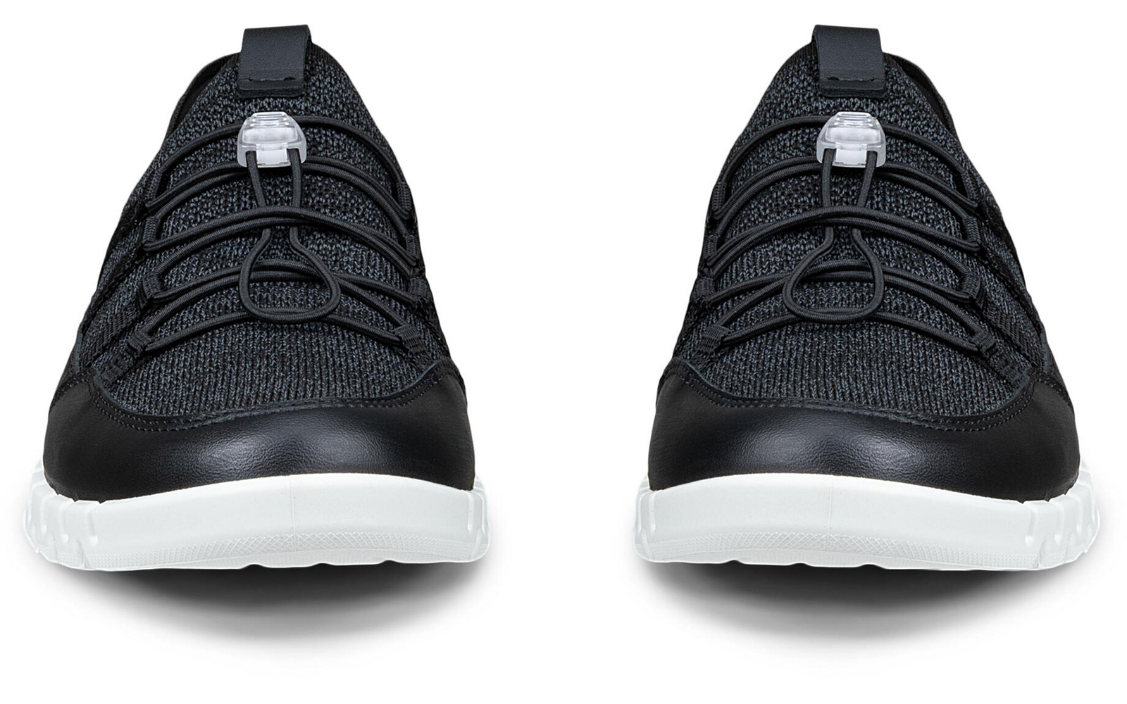 Par de zapatillas negras, vista frontal, empeine de punto, puntera negra, suela blanca, cordones elásticos con tope sobre fondo blanco