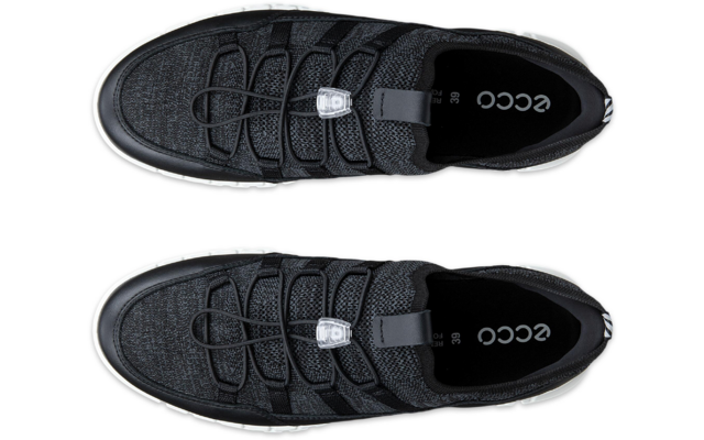 Dos zapatillas negras vistas desde arriba, con cordones y logo 'ecco' visible en las plantillas