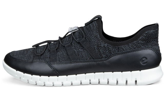 Zapatilla negra de perfil, empeine de punto, cordones elásticos con cierre, suela blanca ranurada