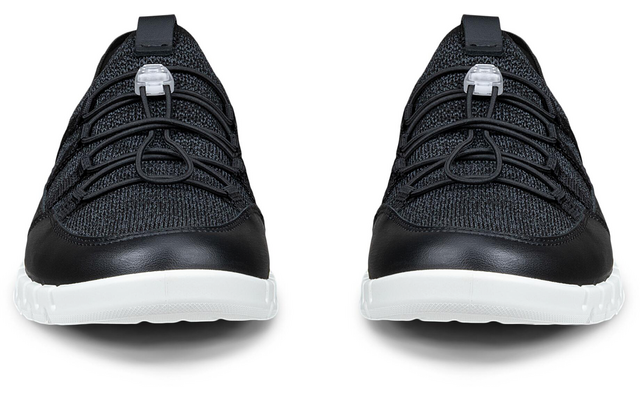 Par de zapatillas negras, vista frontal, empeine de punto, puntera negra, suela blanca, cordones elásticos con tope sobre fondo blanco