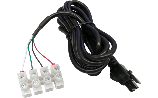 Aufgewickeltes schwarzes Kabel mit schwarzem Kunststoffstecker und vier farbigen Drähten (rot, grün, weiß, schwarz), angeschlossen an eine weiße Schraubklemmenleiste auf weißem Hintergrund
