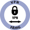 Blauer Kreis mit weißem Innenkreis, schwarzes Vorhängeschloss-Symbol oben im Inneren, darunter schwarzer Schriftzug 'VPN', darunter schwarzer doppelseitiger horizontaler Pfeil; auf dem blauen Ring oben 'VPN' und unten 'FÄHIG'