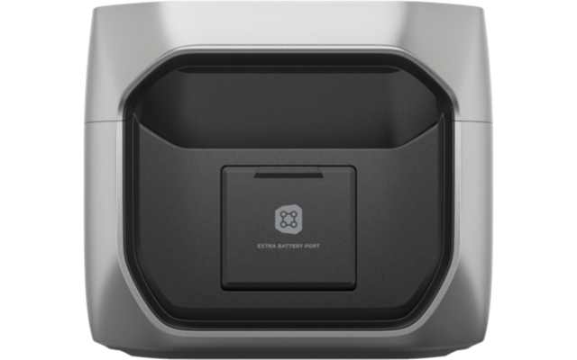 Zilverkleurig apparaat met een donkere rechthoekige inkeping en een centraal geplaatste klep met de tekst 'EXTRA BATTERY PORT' en een klein symbool