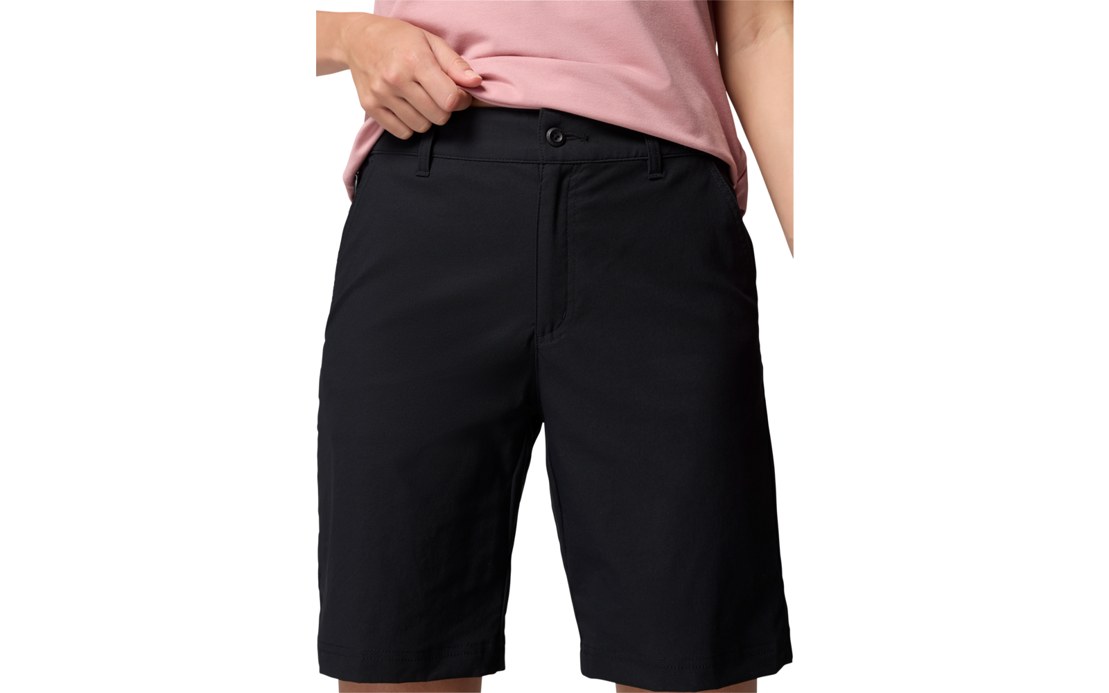 Personne portant un short noir et un haut rose, seul le bas du corps visible