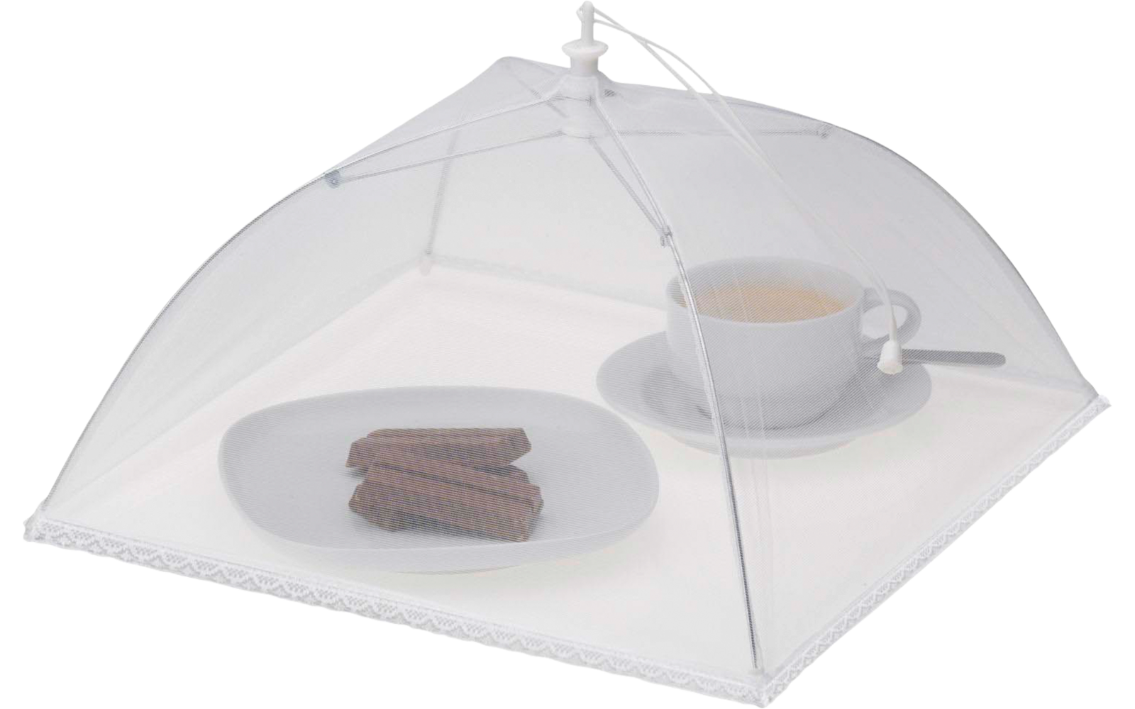 Transparente Lebensmittelhaube mit Spitzenrand und kleinem Griff; darunter weißer Teller mit drei dunkelbraunen rechteckigen Riegeln und weiße Tasse auf Untertasse mit braunem Getränk und Löffel