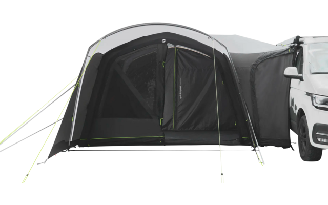 Schwarzes Zelt mit offenem Eingang, verbunden mit einem grauen Fahrzeug