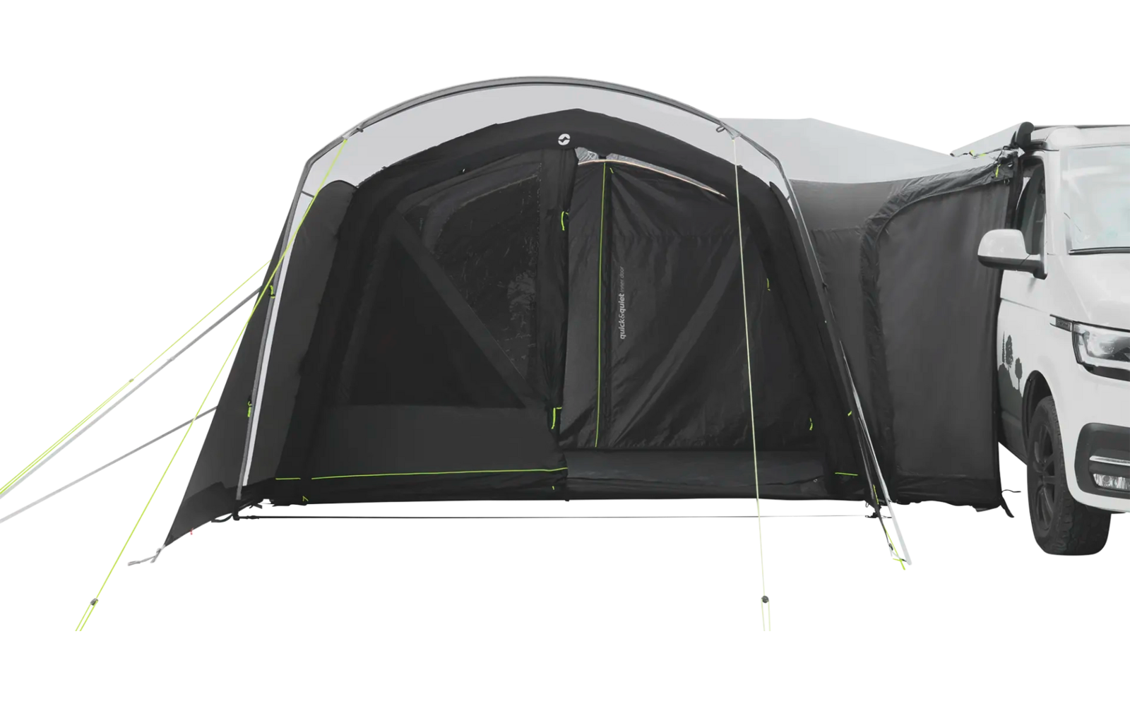 Schwarzes Zelt mit offenem Eingang, verbunden mit einem grauen Fahrzeug