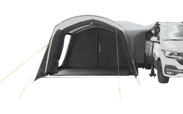 Geschlossener Wohnmobilvorzelt mit zwei Fenstern an einem geparkten Wohnmobil