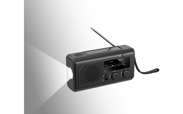 Schwarzes tragbares Radio mit ausgefahrener Antenne, Lautsprechergitter, zwei Drehknöpfen, Displayfeld, eingeschalteter Taschenlampe links und Trageschlaufe rechts