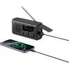 Schwarzes tragbares Radio mit ausgezogener Antenne, zwei angeschlossenen Kabeln und Smartphone mit grünem Batteriesymbol auf dem Display
