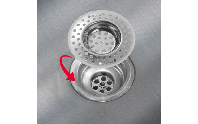 Ronde roestvrijstalen gootsteenafvoer met geperforeerd zeefje naast de opening; rode gebogen pijlgrafiek wijst naar de afvoer