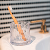 Glasschale mit Zahnbürste auf einem Waschbecken