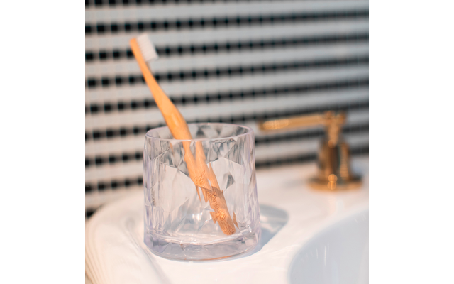 Glasschale mit Zahnbürste auf einem Waschbecken