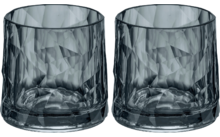 Deux verres transparents avec un motif facetté, côte à côte