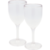 Twee lege wijnglazen van glas op een witte achtergrond