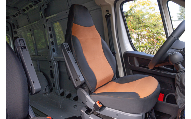 Intérieur d'une fourgonnette avec un siège orange et noir, volant, portière et espace de chargement vide